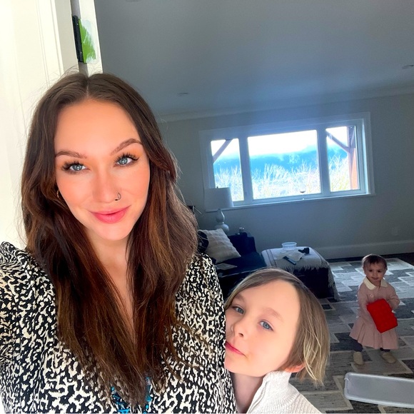 Meet your Posher, Emilea - Picture 1 of 1